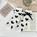 Chaussettes douillettes en polaire corail avec cœurs noirs et joli nœud papillon. - Taille unique / Blanc avec Coeur Noir