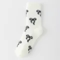 Calcetines de invierno de felpa para mujer blancos con lazos negros suaves y abrigados. - No se Desprende / Blanco puro