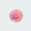 Dettaglio bottone floreale rosa, forma di fiore tessuta per delicata decorazione di vestiti. - Versione petali rosa