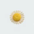 Primo piano dettagliato del delicato accessorio floreale che mostra il centro tessuto e i petali. - Versione petali bianchi
