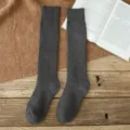 Calze lunghe invernali spesse da donna, calzettoni alti caldi e comodi in colore grigio scuro. - Taglia unica / Grigio scuro