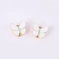 Vue détaillée de boutons de manchette papillon blancs élégants avec des strass scintillants. - Blanc