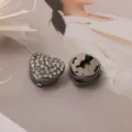Gros plan de boutons de manchette cœur en strass, cristal brillant pour chemises élégantes. - 15mm / Métal canon