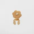 Vista dettagliata della delicata fibbia per sciarpa e clip per colletto a fiore in filigrana dorata. - Sei petali / Oro