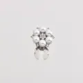 Vue de détail de pince à chemise fleur perle strass, accessoire élégant en alliage. - Argent