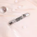 Dettaglio di clip per maglione in metallo intagliato retrò, raffinato motivo floreale. - Stile 1