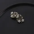 Dettaglio clip sciarpa strass vintage, spilla fiore foglia bronzo antico elegante donna. - Lunghezza 54mm / Bronzo Antico