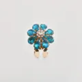 Dettaglio bottone floreale in cristallo blu e strass per camicie eleganti e foulard. - Verde Germano