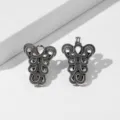 Dettaglio clip per scialle traforata in argento antico vintage, motivo raffinato per abiti. - Stile 2