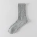 Calcetines deportivos grises de media pantorrilla para hombre con puños acanalados y suela. - Talla única / Altas / Gris claro