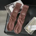 Καφέ ριμπ βαμβακερές μεσαίες κάλτσες με χαριτωμένο λευκό κεντημένο χαμογελαστό πρόσωπο. - Ένα μέγεθος / Καφέ