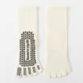 Beigefarbene rutschfeste Fuenf-Zehen Yoga Socken mittelhoch fuer Pilates Fitness Damen - Einheitsgröße / Weiß