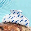 Blauer Haifisch Print PVC Haarklammer, stilvolles Haaraccessoire fuer Damen Alltag. - Halbmond