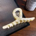 Schicke Acetat Haarklammer mit hohlem Schleifendesign, elegantes Haaraccessoire für Damen. - Off-White Kreuz