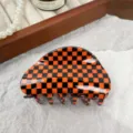Oranger schwarzer karierter Acryl Haargreif, stilvoller geometrischer Haarklammer für Damen. - Schwarz-Oranger Schachbrett-Stil / 8.8cm