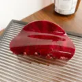 Rote Glitzer Acryl Haarklammer, halbrundes Design, elegantes Haaraccessoire fur Damen. - Burgunderrot