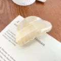Schimmernde Acryl Halbkreis Haarklammer, stilvolles minimalistisches Haaraccessoire Damen. - Weiß