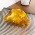 Bernsteinfarbene Acryl Haarklammer mit Glitzer, stilvolles halbrundes Haaraccessoire für Damen. - Hellbraun