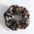 Grand chouchou en peluche avec motif à carreaux marron et flocons de neige pour Noël - Édition De Noël - Rayures Noires Et Brunes À Motif Flocons De Neige