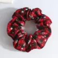 Chouchou de Noël en peluche à carreaux rouges et noirs avec des motifs de flocons - Style De Noël - Grille Flocon De Neige Rouge Et Noire