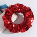 Élastique chouchou festif rouge brillant avec motif de carrés métalliques pour Noël - Rouge de Noël à Paillettes