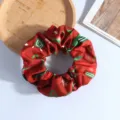 Grand chouchou de Noël rouge avec imprimés festifs de flocons de neige et de sucres d'orge - Rouge
