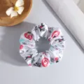 Chouchou de Noël en satin blanc élégant avec des motifs festifs de rennes et de flocons de neige - Blanc de Noël (Décor Père Noël)