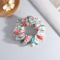 Chouchou de Noël en satin avec motifs rouges et verts sur tissu blanc élégant - Noël Vert Paon et Blanc