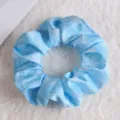Chouchou en peluche bleu clair avec motif de flocons de neige pour accessoires cheveux. - Imprimé Flocon de Neige / Bleu ciel