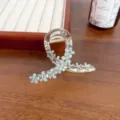 Koreanische transparente Blumen Haarklammer mit Strass, elegante Haifischklaue für Damen. - 8.3cm / Himmelblau