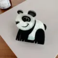 Niedlicher Panda Acryl Haarklammer Clip, stilvolles und bezauberndes Haaraccessoire fuer Damen. - Panda 6,4 cm / Jianyun