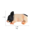 Niedlicher schlafender Schwein Harz Kühlschrankmagnet Detailansicht, kompaktes Design. - Seitlich liegende Pose mit schwarzem Kopf und Hinterteil