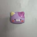 Nahaufnahme des süßen lila Katzen-Harz-Kühlschrankmagneten mit farbigem Ohr-Design. - Lila 3D-Katzenkopf Magnet (39)