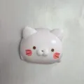 Nahaufnahme des weißen Katzenkopf Harzmagneten mit rosa Rouge und feinen Details. - Weißer 3D-Katzenkopf Magnet (36)