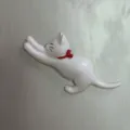 Süße weiße Katzenfigur Detailansicht, Streckpose mit rotem Halsband, schöne Wanddekoration. - Weiße Streckende Katze (16)