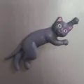Graue Katze dekorativer Kühlschrankmagnet Detailaufnahme mit niedlichem Tierdesign. - Graue Kletterkatze (42)
