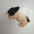 Detailaufnahme der schlafenden Schweinchen-Figur mit feiner Textur und sehr realistischem Design. - Schwarzweißes Mini-Schwein Schlafend (29)