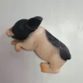 Detailaufnahme eines süßen schlafenden Schweinchens, Kunstharz Tierfigur mit realistischer Textur. - Schwarz-Rosa Geflecktes Schwein Schlafend (30)