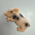 Detailaufnahme einer süßen schlafenden Schweinchen-Figur, realistisches Design mit schwarzen Flecken. - Geflecktes Seitlich Liegendes Schlafendes Schwein Ornament (31)