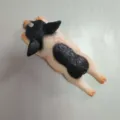 Niedliche schwarz-weiße liegende Schweinchen-Figur, ideal als Heimdekoration oder kreatives Geschenk. - Schwarz-weiß Gestreiftes Liegendes Schwein Magnet (33)