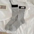 Chaussettes mi-hautes côtelées grises pour femmes avec revers noir et étiquette chic model - Taille unique / Double bord-côte avec étiquette en tissu