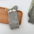 Calzini a metà polpaccio a costine grigi da donna con fiocco bianco e appendiabiti, estate. - Taglia unica (senza fiocco) / Grigio chiaro