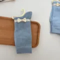 Calzini medi da donna azzurri con fiocco, strisce verticali, stile di colore caramella dolce - Taglia unica (senza fiocco) / blu stellato