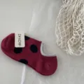 Chaussettes courtes en coton pour femmes à pois noirs sur fond bordeaux, idéales pour le quotidien. - Taille unique / Grands pois rose rouge