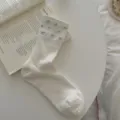 Chaussettes blanches mignonnes pour femmes à fleurs bleues, fines et respirantes. - Taille unique / Blanc Fleuri