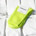 Damen einfarbige mittlere Baumwollsocken bonbon helle Farbe College Stil Freizeitkleidung. - Einheitsgröße / Sattgrün