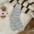 Calze da donna in lana spessa e calda con righe a contrasto e filato melato ed elegante. - Taglia unica / bianco e blu