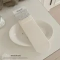 Chaussettes unies douces à rayures verticales avec joli bord volanté bleu mignon. - Taille unique / Blanc