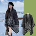 Nahaufnahme des vintage schwarz-weißen Strick-Umhangs, weiche Winter-Kuscheldecke. - Palast Klassisch - Schwarz