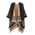 Detailansicht Damen Strick Poncho Umhang mit schwarz kamel Kontrast ethnischem Muster Fransen - Schwarz und Gelb